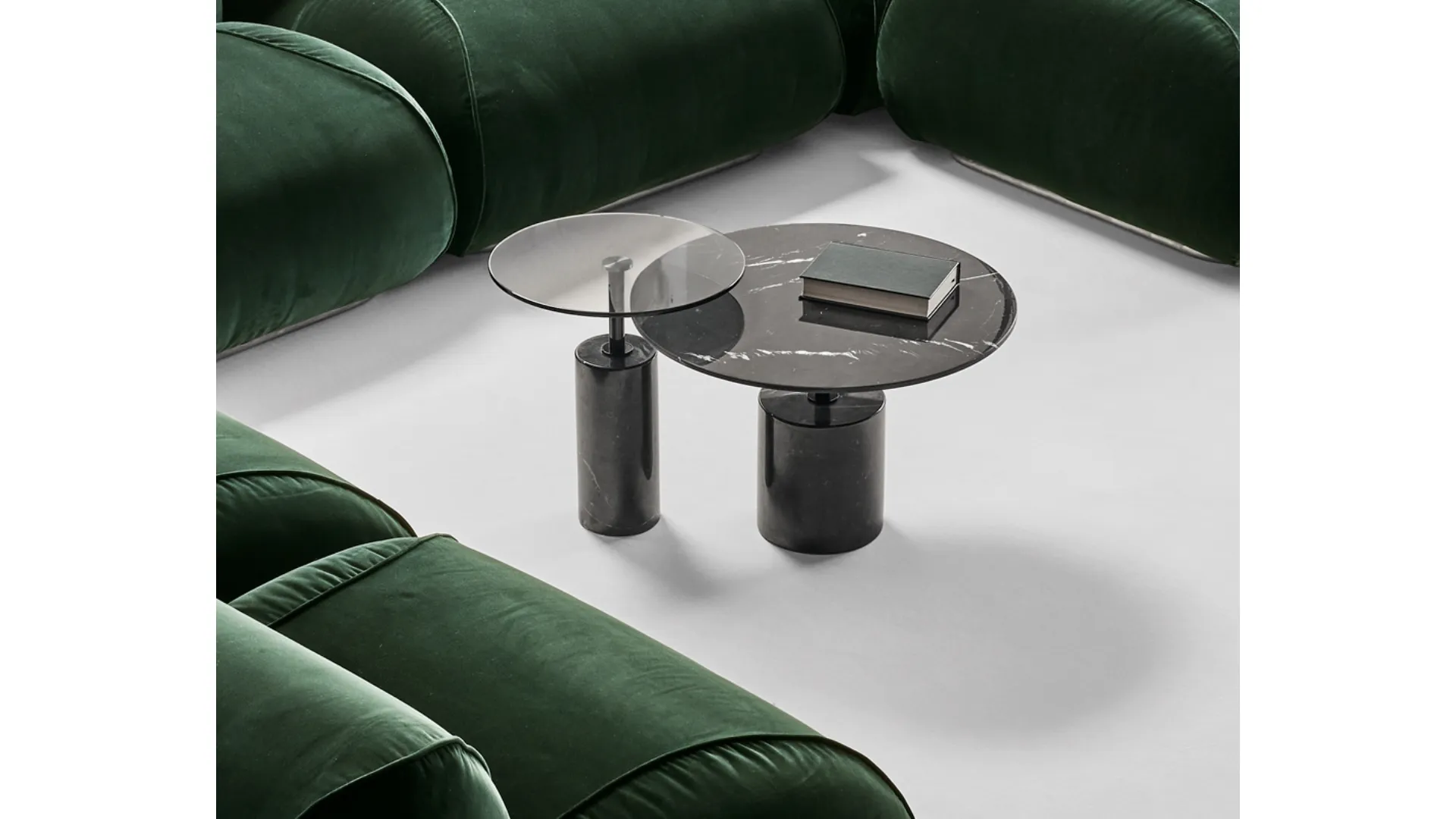 Tavolino rotondo Nordik con top in marmo o vetro di Rosini Divani