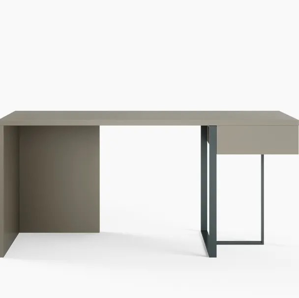 Scrittoio free standing Desk in laccato opaco con gambe in metallo di Novamobili