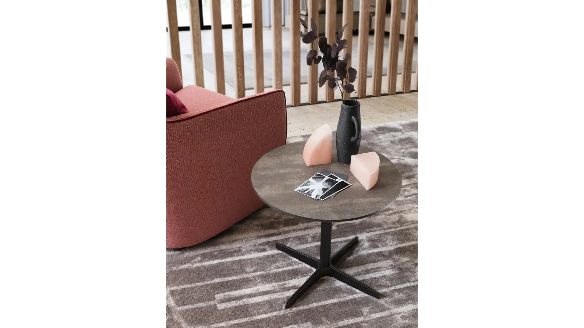 Tavolino rotondo Tweet con top in pietra e base in metallo di Le Comfort