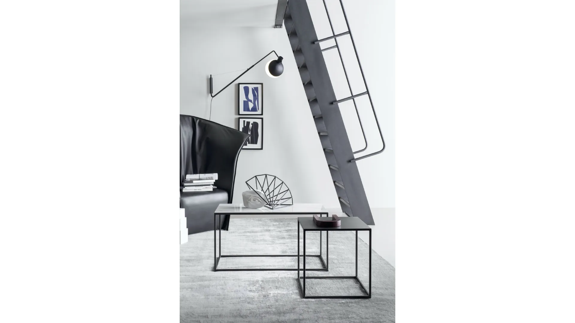 Tavolino Team con base in metallo e top disponibile in varie finiture di Novamobili