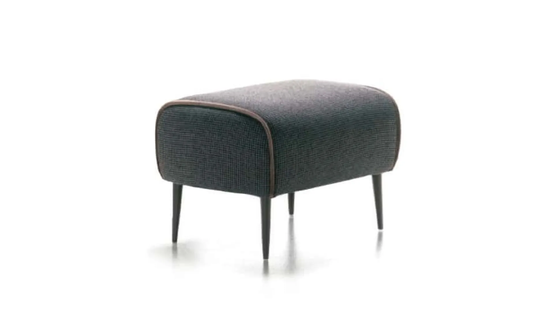 Pouf classico in tessuto con piedini in metallo URBINO di Rosini Divani