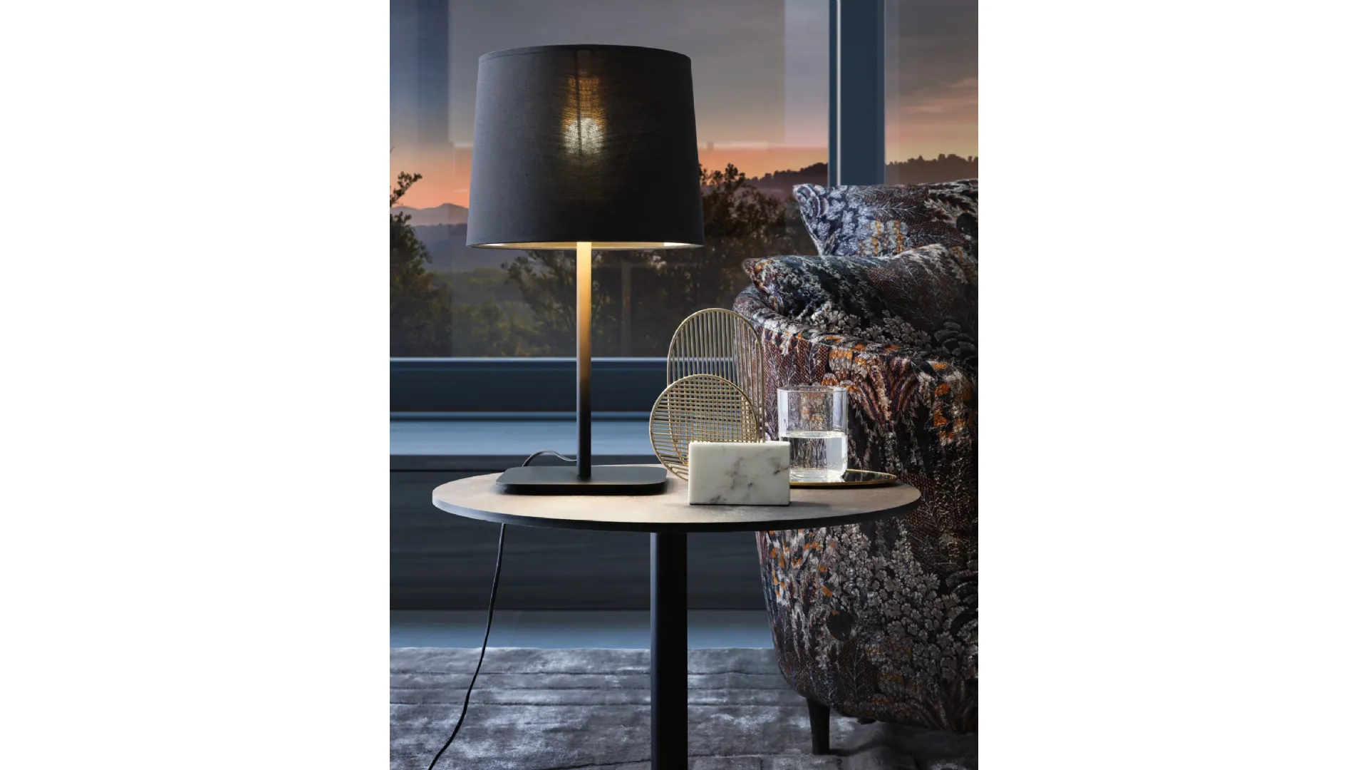 Lampada da tavolo Hygge con paralume in tessuto e base in metallo di Le Comfort