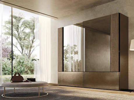 Armadio con ante scorrevoli in laccato ottone e specchio centrale Comp N28 di Mobilgam