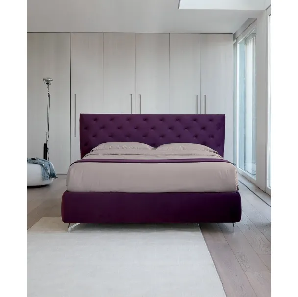 Letto in tessuto Duke con tetsiera in lavorazione capitonné  e box contenitore di Bontempi Letti Design