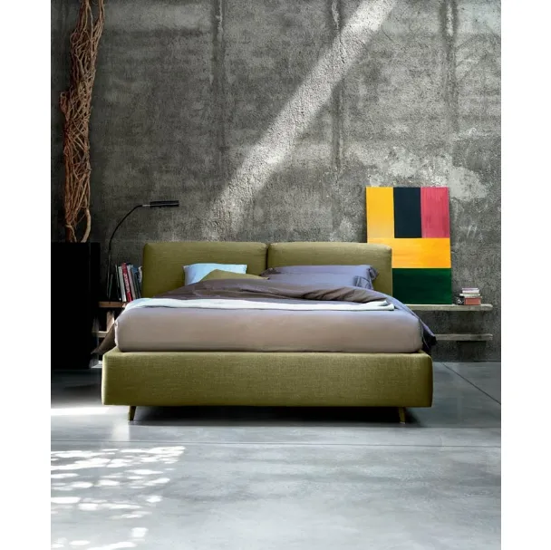 Letto in tessuto imbottito con testiera Kuna di Bontempi Letti Design