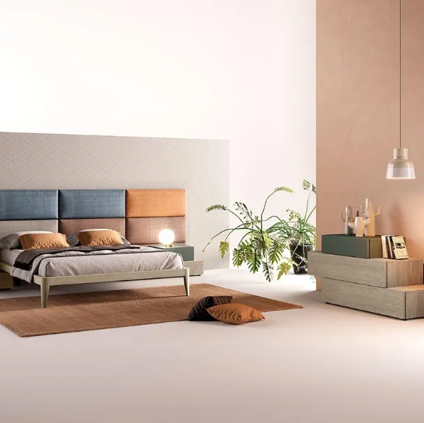Letto con testiera in tessuto imbottito e giroletto con comodini integrati in legno M03 Puzzle e Beta di Mercantini
