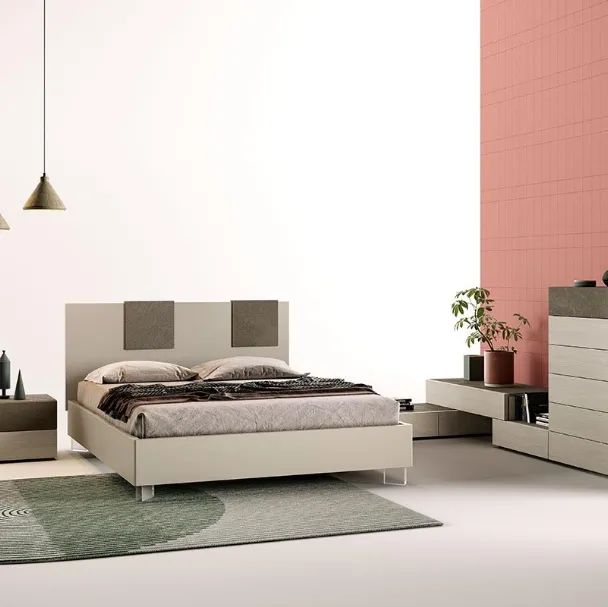 Letto matrimoniale in laccato opaco con testiera M05 Spot e Delta Box di Mercantini