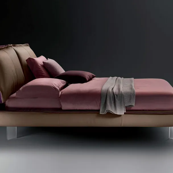 Letto Sandy Levante in pelle con testiera imbottita e piedini trasparenti di Bontempi Letti Design