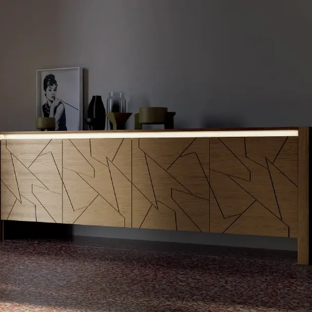 Madia Diagona Art 1753 in legno intagliato laccato tortora con illuminazione di Fratelli Mirandola