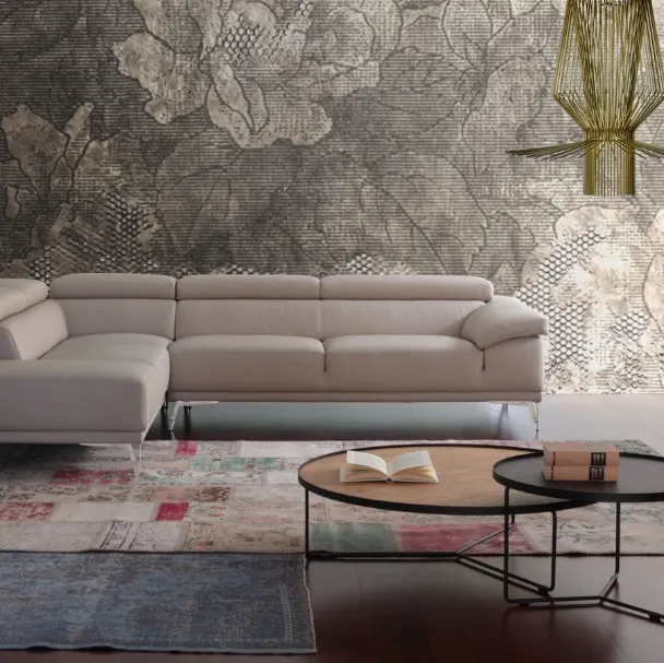Divano angolare in ecopelle color beige con poggiatesta regolabili e piedini in metallo di Calia