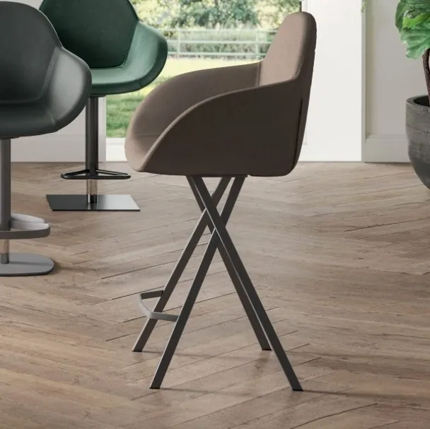 Sgabello fisso con base in metallo e seduta rivestita in ecopelle Yago di Ozzio