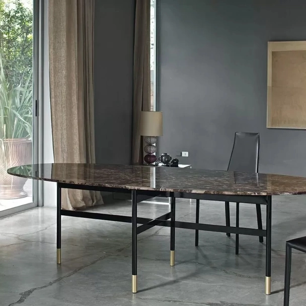 Tavolo Glamour con top in Marmo Naturale e base in acciaio laccato di Bontempi