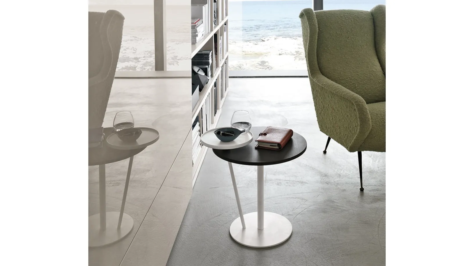 Tavolino Eclisse in materico rovere carbone e laccato opaco bianco gesso di Tomasella
