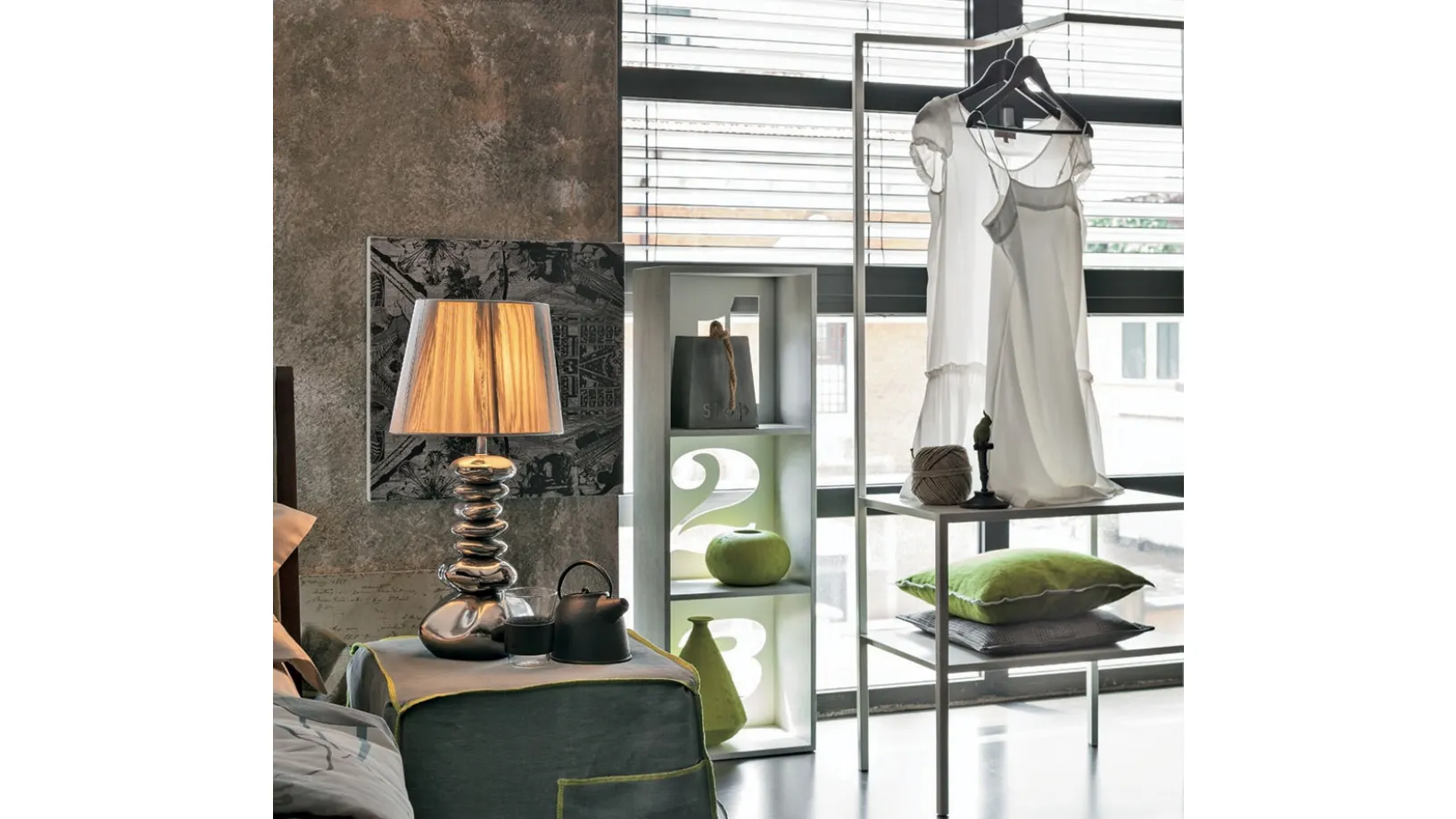 Appendiabiti Kalista Midi con struttura in metallo bianco gesso di Tomasella