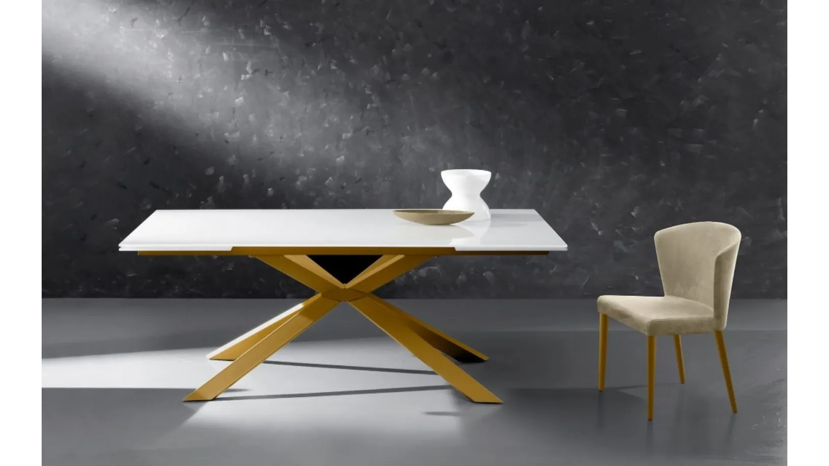 Tavolo con piano in vetro extra bianco, base in metallo oro, Osaka Oro di Eurosedia